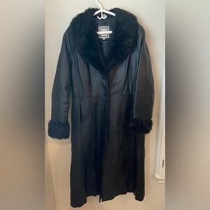 Excelled Collection Black Leather Coat w/ Faux Fur Collar – XL